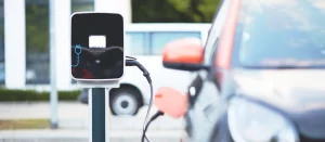 Hotel con colonnina per auto elettriche