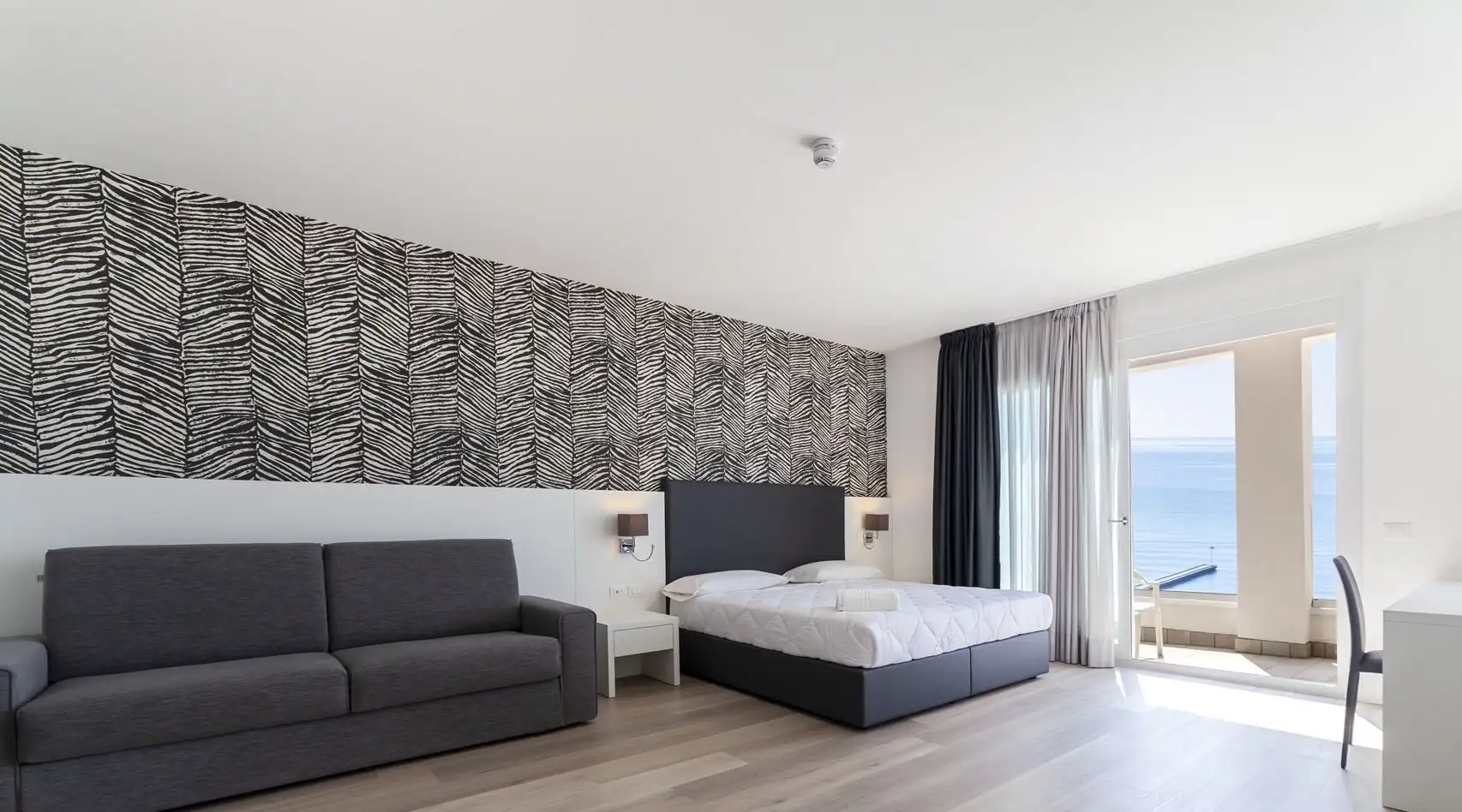 Camera-doppia-tripla-quadrupla-deluxe-fronte-mare2-e1761493937463